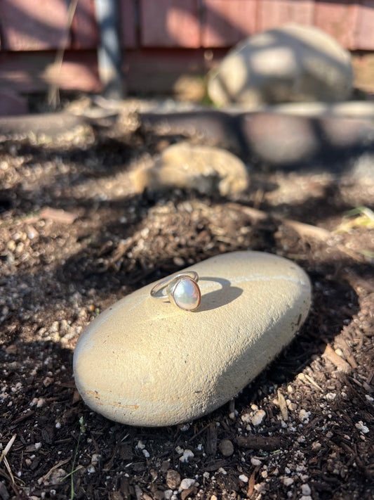 Round Mother of Pearl Ring - Size 7